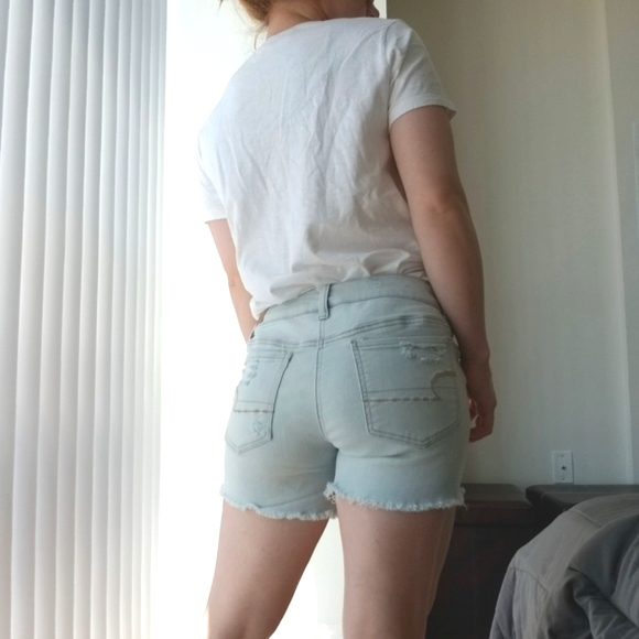 2/$25 American Eagle light distressed shorts size 4 - Picture 4 of 12